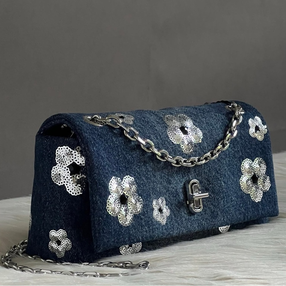 💰SOLD - 2S5SMN002S02- Marc Jacobs The Sequin Daisy Denim Dual Chain Mini Bag - Picture 3 of 16